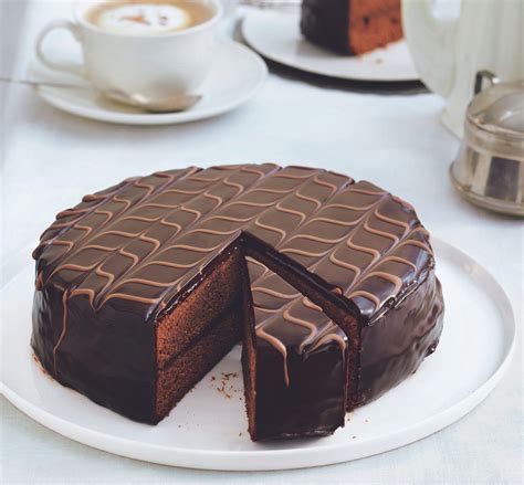 Sacher-Torte so šľahačkou