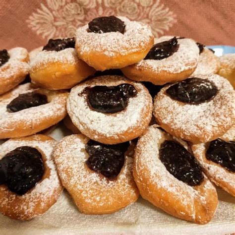 Koláž fáz pečenia šišiek: od cesta, cez plnenie až po hotový produkt.