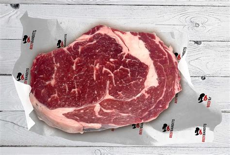 Odpočívajúci Rib Eye steak pred krájaním