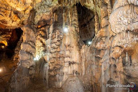 Nádherné stalagmity v Jasovskej jaskyni