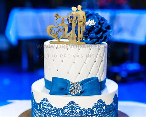 Svadobný pár pri preberaní torty