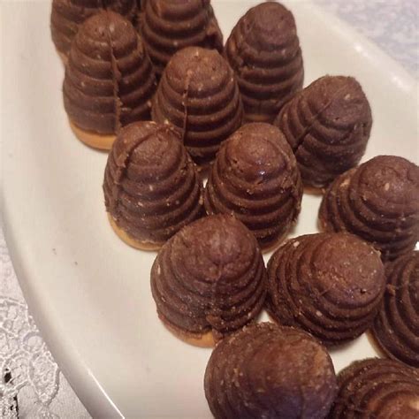 Ingrediencie na nepečené včelie úle: piškóty, orechy, kakao, maslo, cukor