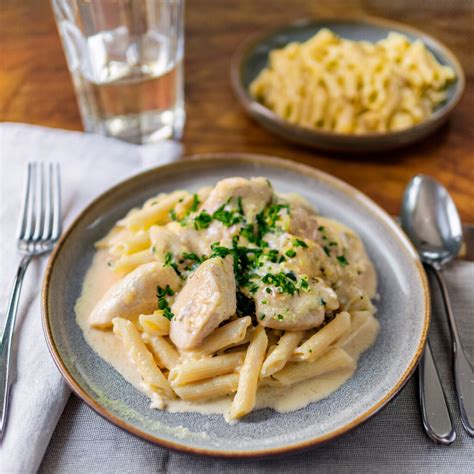 Tanier s chrumkavými zapečenými cestovinami posypanými čerstvými bylinkami