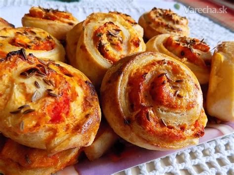 čerstvo upečené prekladané pizzové koláčiky na plechu