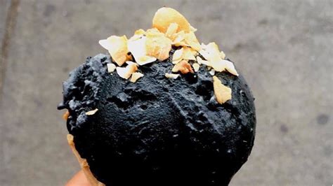 Čierna zmrzlina v čiernom kornútku