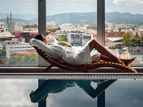 Šťastná rodina relaxujúca pri bazéne s výhľadom