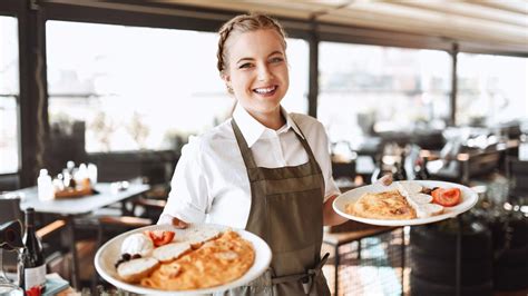 Odsúdené ženy obsluhujú hostí v reštaurácii