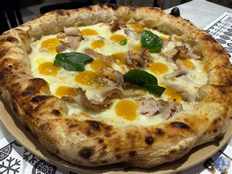 Skladanie pizze Vesuvio s čerstvými ingredienciami
