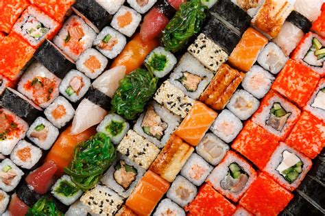 Rôzne druhy sushi na doske