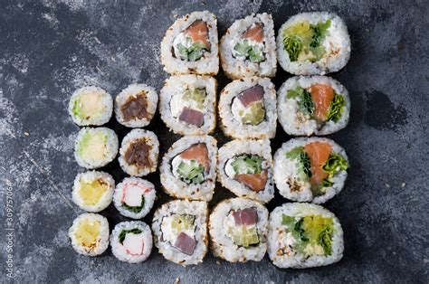 Rozdiel medzi hosomaki a futomaki