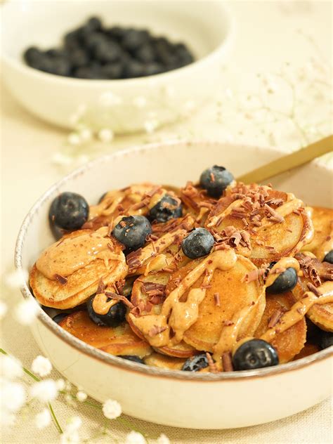 Vegánske palacinky s javorovým sirupom a čerstvými bobuľami