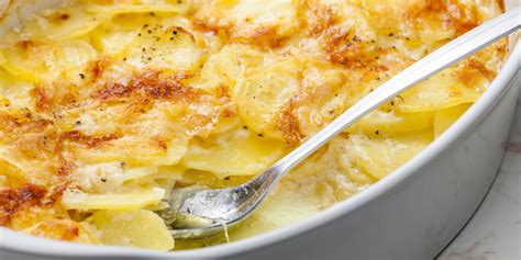 Gratinované zemiaky v zapekacej mise s roztopeným syrom