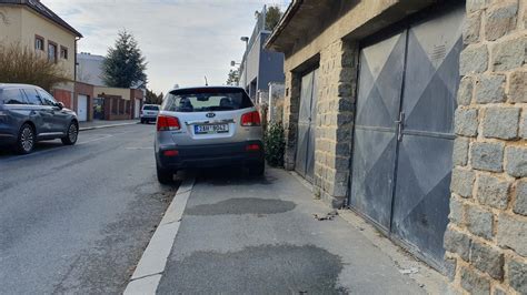 Donáškové auto zaparkované na chodníku v zákaze vjazdu