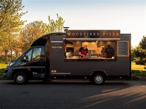 Moderný food truck s ponukou pizze