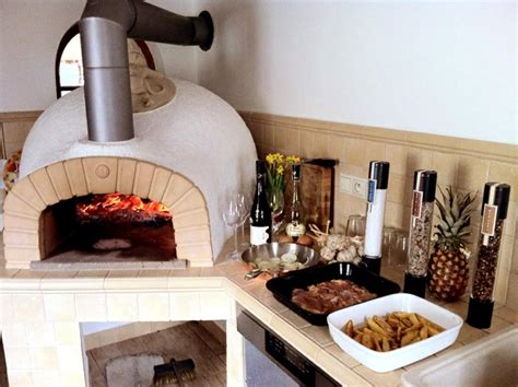 Interiér pizzérie s pecí na drevo