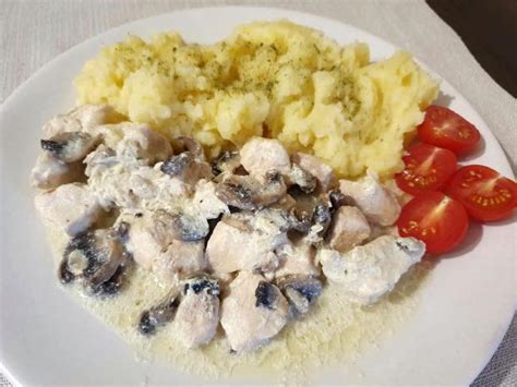 Taniere plné krémových cestovín so šampiňónmi a parmezánom