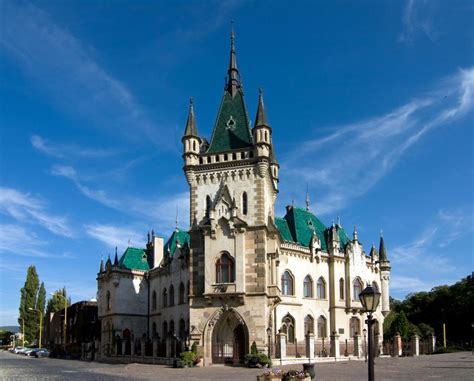 Interiér Pizza Bistro Zazza s výhľadom na Jakabov palác
