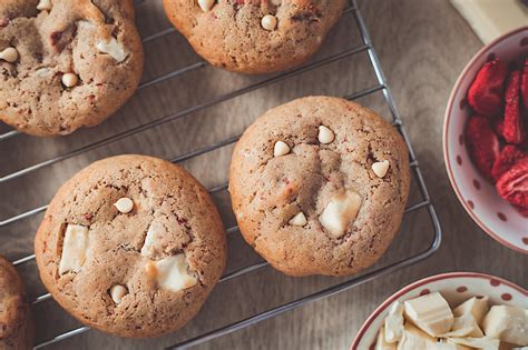 Zlatisté žuvacie cookies s bielou čokoládou a jahodami