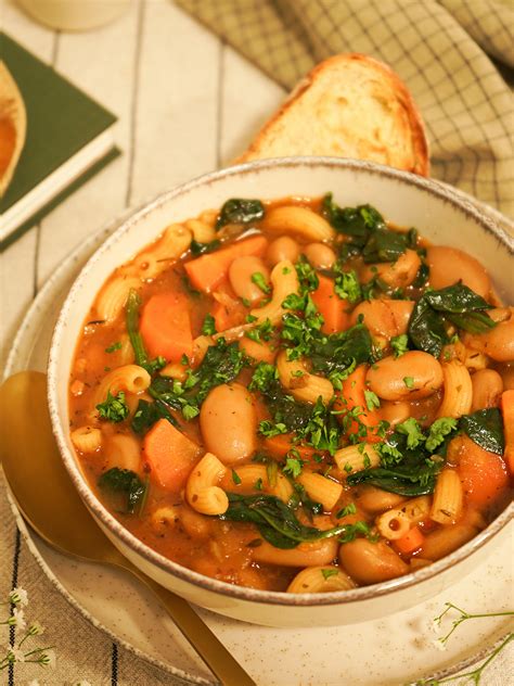 Miska talianskej minestrone polievky s cestovinami a parmezánom