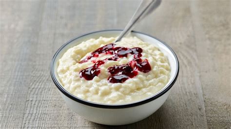 Mliečna ryža s omáčkou z lesného ovocia v sklenenej miske
