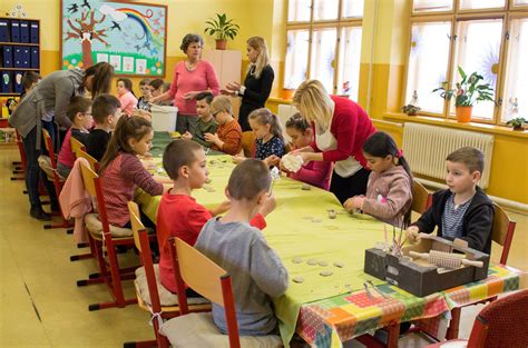 Deti tvoriace v artefiletickej dielni