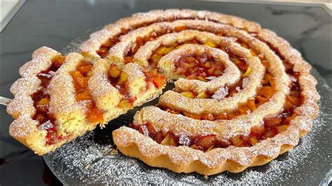 Ovocná crostata s mriežkovaným vrchom a čerstvým ovocím