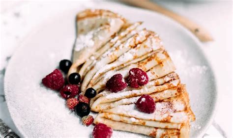 Pohľad na hotové palacinky naskladané na tanieri