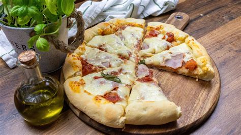 Ukážka rôznych príloh a omáčok na pizzu