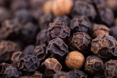 Schéma: Ako funguje čierne korenie ako prírodný pesticíd
