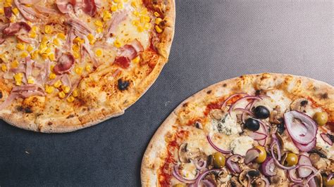 Detailná fotografia pizze s nafúknutým okrajom
