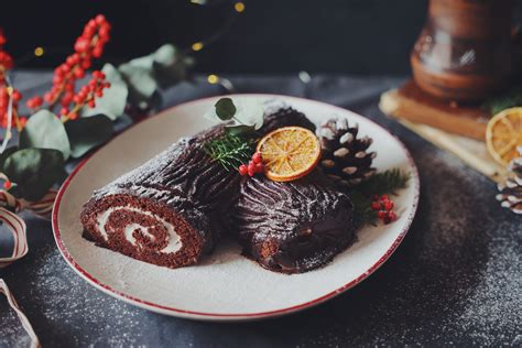 Vianočné poleno (Bûche de Noël) s vianočnou výzdobou