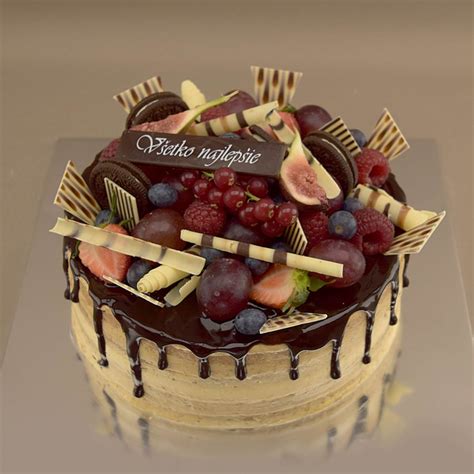 Ozdobená torta s ovocím a čokoládou