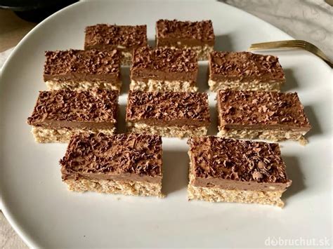Detailný záber na rez šťavnatej makovej torty s kávovým krémom