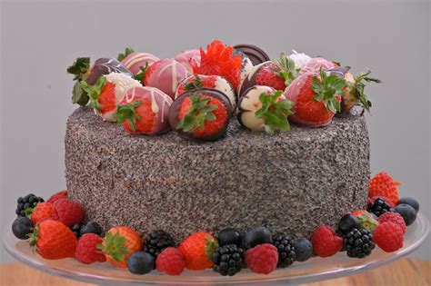 Hotová maková torta na slávnostnom tanieri