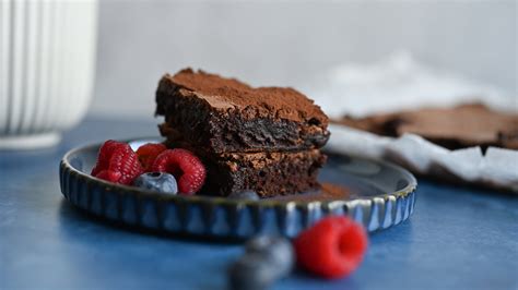 Čokoládové brownie zdobené čerstvými broskyňami