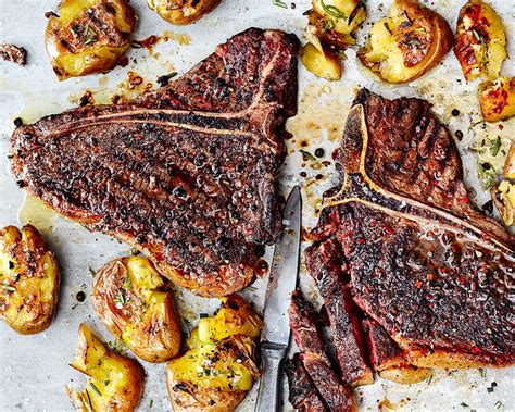 Detailný záber na surový teľací T-bone steak s viditeľnou kosťou v tvare T