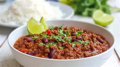 Servírovanie chilli con carne s kyslou smotanou a koriandrom