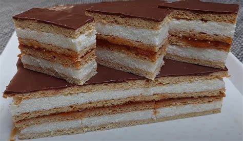 Čerstvo upečené krémeše s cukrovou posýpkou
