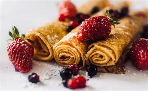 Palacinky s tvarohovo-jahodovou náplňou