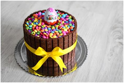 Dozdobená torta s lentilkami