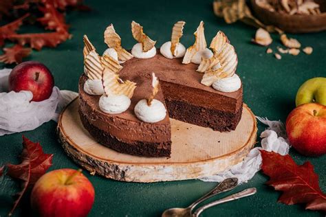 Čokoládová torta s jablkami v reze