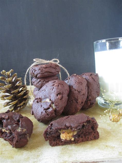 Detail plnených čokoládových cookies so slaným karamelom