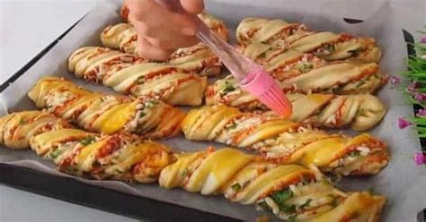 Plnené pizza tyčinky so šunkou a syrom