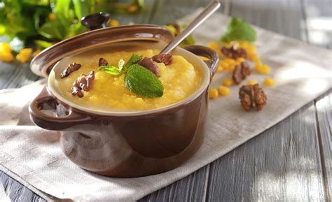 Stuhnutá polenta pripravená na krájanie