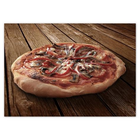 Zeleninová pizza na drevenom stole