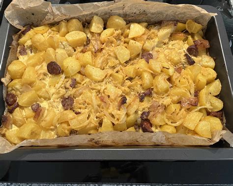 Zapekané zemiaky s kuracím mäsom a kyslou kapustou na plechu
