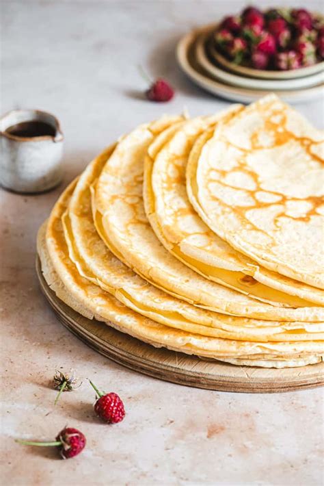 Ingrediencie na vegánske palacinky na kuchynskej linke