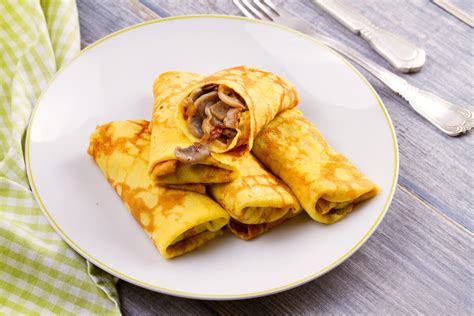 Hotové palacinky plnené hubovým paprikášom