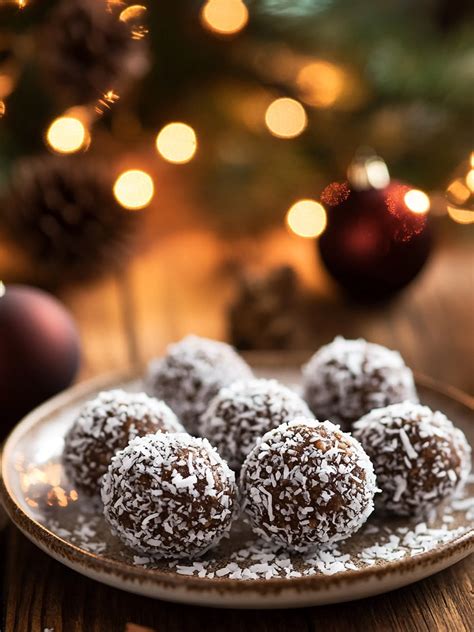 Misky s ingredienciami na rumové guľky, ako sú piškóty, orechy, kakao a rum