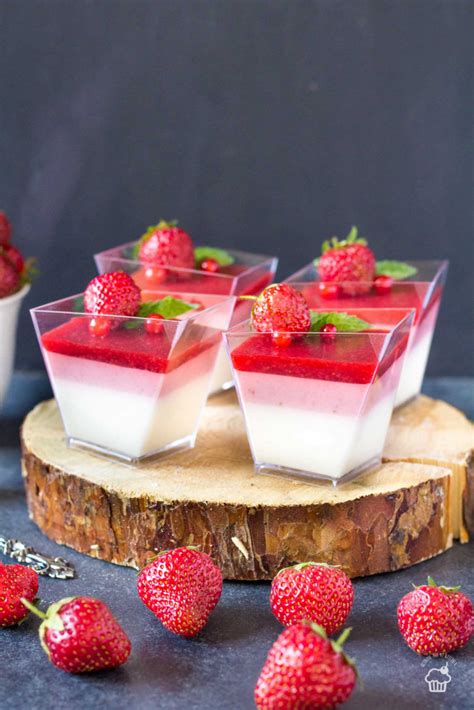 Jahodová vrstva na panna cotte